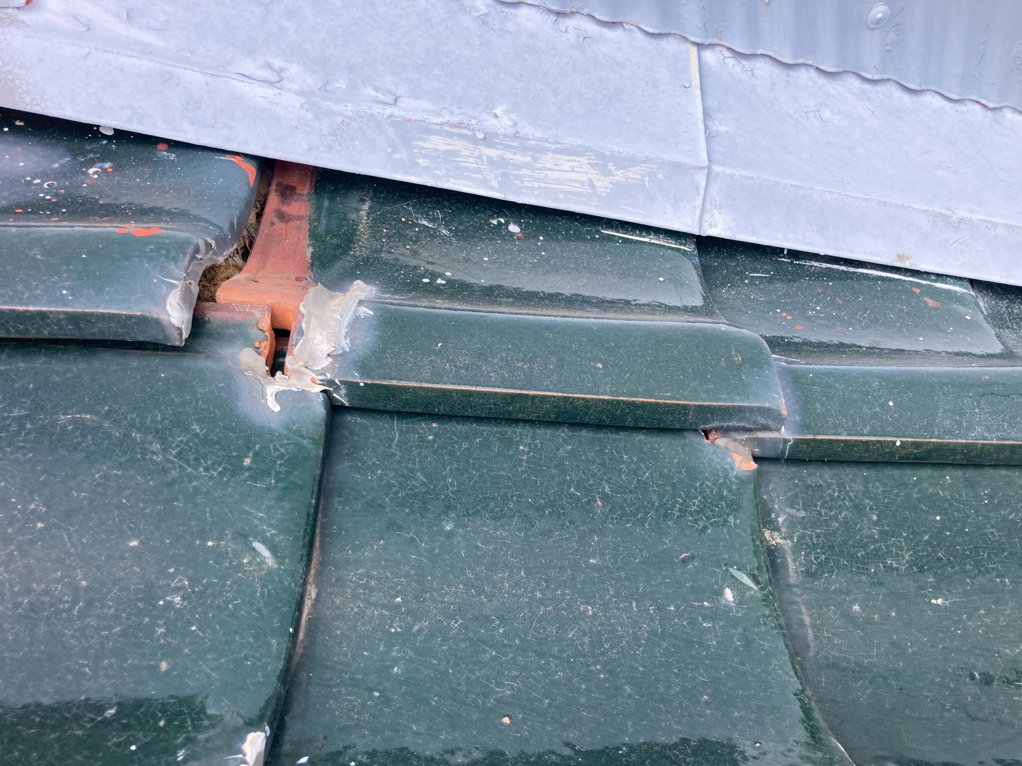 壁との取り合い部分にも隙間